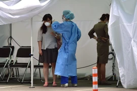 Nhân viên y tế kiểm tra thân nhiệt hành khách tại Bệnh viện Trường đại học Konkuk ở Seoul, Hàn Quốc. (Nguồn: AFP/TTXVN)