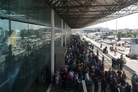 Italy: Sân bay quốc tế Fumicino hỗn loạn sau vụ hỏa hoạn lớn