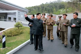 Ông Kim Jong-Un trong một chuyến đi thị sát. (Nguồn: AFP/TTXVN) 