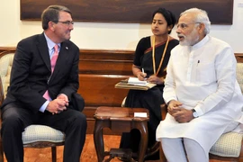 Thủ tướng Ấn Độ Narendra Modi (phải) có cuộc gặp với Bộ trưởng Quốc phòng Mỹ Ashton Carter (trái) đang trong chuyến thăm Ấn Độ ngày 3/6. (Nguồn: AFP/TTXVN)