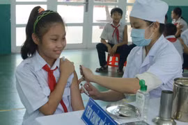 Thành phố Hồ Chí Minh bắt đầu triển khai tiêm chủng mở rộng vắcxin tại trường học. (Ảnh: Phương Vy/TTXVN)