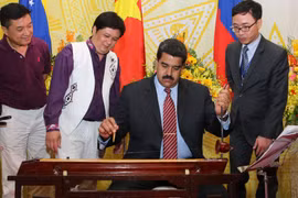 Tổng thống Cộng hòa Bolivarian Venezuela Nicolás Maduro Moros tham gia chương trình văn nghệ với các nghệ sỹ Việt Nam. (Ảnh: Nguyễn Khang/TTXVN)