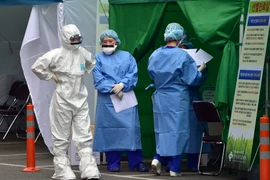 Nhân viên y tế Hàn Quốc làm nhiệm vụ tại một trung tâm chữa trị MERS ở thủ đô Seoul. (Nguồn: AFP/TTXVN