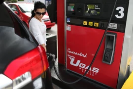 Người dân Mỹ đổ xăng tại một trạm xăng ở Miami, bang Florida, Mỹ. (Nguồn: AFP/TTXVN)