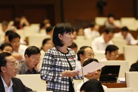 Đại biểu Quốc hội Thành phố Hồ Chí Minh Đoàn Nguyễn Thùy Trang phát biểu ý kiến. (Ảnh: Phương Hoa/TTXVN)