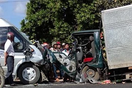 Tiền Giang: Xe khách đâm vào cabin xe tải khiến một người tử vong