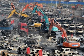 Nhân viên cứu hộ dọn dẹp hiện trường sau vụ nổ kho hóa chất ở Thiên Tân ngày 20/8. (Nguồn: THX/TTXVN)