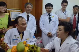 Bộ trưởng Bộ Y tế, lãnh đạo TP. HCM thăm và chúc Tết các đơn vị
