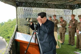 Nhà lãnh đạo Kim Jong-un theo dõi một vụ bắn thử pháo chống máy bay. (Nguồn: Yonhap/TTXVN)
