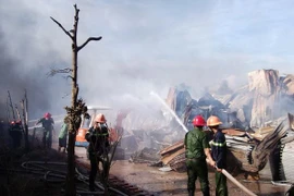 Bến Tre: Cháy kho chứa, hơn 1.000 tấn vải thun bị thiêu rụi