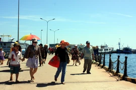 Khách du lịch thăm Phú Quốc, Kiên Giang. (Ảnh: Lê Sen/TTXVN)