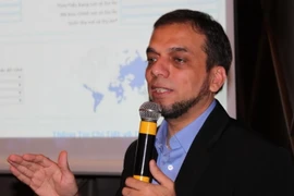 Ông Autif Sayyed giới thiệu Chứng chỉ EDGE. (Ảnh: Hà Huy Hiệp/Vietnam+)