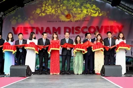 Phó Thủ tướng Vũ Văn Ninh cắt băng khai mạc Lễ hội Khám phá Việt Nam tại London. (Ảnh: Mai-Phương/Vietnam+)