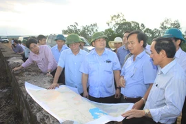 Phó Thủ tướng Hoàng Trung Hải tại hồ thủy lợi Trúc Kinh, huyện Gio Linh. (Ảnh: Hồ Cầu/TTXVN)