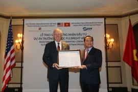 Lê Thanh Hải, Ủy viên Bộ Chính trị, Bí thư Thành ủy Thành phố Hồ Chí Minh trao Giấy phép xây dựng Trường Đại học Fulbright cho ông Thomas Vallely, Chủ tịch Quỹ tín thác sáng kiến Đại học Việt Nam (TUIV). (Ảnh: Trí Dũng/TTXVN)