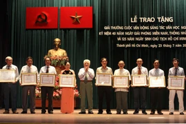 Trao giải cho các tác phẩm đoạt giải. (Ảnh: Phương Vy/TTXVN)