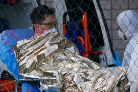 Nhân viên y tế chuyển người nghi nhiễm MERS tới bệnh viện ở Bratislava, Slovakia ngày 13/6. (Nguồn: THX/TTXVN)