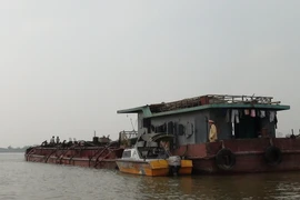 Thanh Hóa bắt 5 tàu khai thác cát trái phép tại khu biển xâm thực