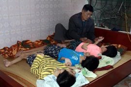 Chăm sóc nạn nhân chất độc da cam. (Ảnh minh họa. Nguyễn Thủy/TTXVN)