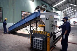 Vận hành dây chuyền xử lý chất thải rắn tại Nhà máy. (Ảnh: Lê Lâm/Vietnam+)