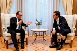 Thủ tướng Hy Lạp Alexis Tsipras (phải) có cuộc gặp với Tổng thống Pháp Francois Hollande đang trong chuyến thăm Hy Lạp. (Nguồn: AFP/TTXVN)