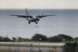 Máy bay của không lực Pháp tham gia tìm kiếm ngoài khơi đảo Saint-Andre thuộc Reunion. (Nguồn: AFP/TTXVN)