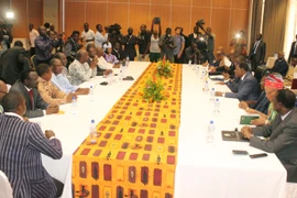 Đại diện ECOWAS cùng các lãnh đạo đối lập, các thành viên nhóm dân sự xã hội tại cuộc đàm phán ở thủ đô Ouagadougou ngày 19/9. (Nguồn: AFP/TTXVN)