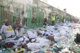 Thi thể các nạn nhân thiệt mạng trong vụ giẫm đạp. (Nguồn: Reuters/TTXVN)