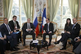 Tổng thống Nga Vladimir Putin (giữa, trái) và Tổng thống Pháp Francois Hollande (giữa, phải) tại cuộc gặp song phương trước thềm hội nghị ngày 2/10. (Nguồn: AFP/TTXVN)