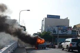 Xe khách bỗng nhiên bốc cháy dữ đội, hơn 10 người thoát nạn