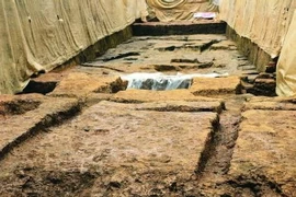 Di tích kiến trúc nằm dưới chân bức tường thành cổ ở Tam Tinh Đôi. (Nguồn:sohu.com) 