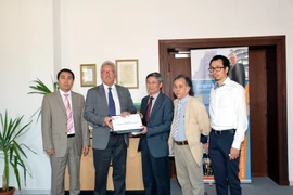 Nghị sỹ Klimke cầm bức thư ngỏ cùng danh sách 4000 chữ ký. (Ảnh: Nguyên Đức/Vietnam+)