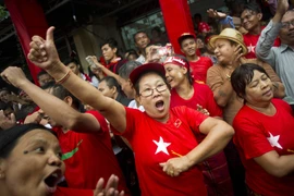 Những người ủng hộ đảng NLD đối lập tuần hành sau khi kết quả bầu cử đợt đầu tiên được công bố tại Yangon, ngày 9/11. (Nguồn: AFP/TTXVN)