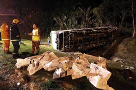 Hiện trường một vụ lật xe buýt. Ảnh minh họa. (Nguồn: AFP/TTXVN)