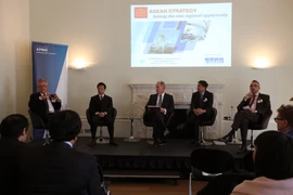 Các diễn giả tham gia hội thảo. (Ảnh: Đỗ Sinh/Vietnam+)