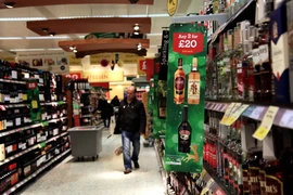 Người dân Anh mua hàng tại siêu thị Morison, London, Vương quốc Anh. (Ảnh: Như Mai/Vietnam+)