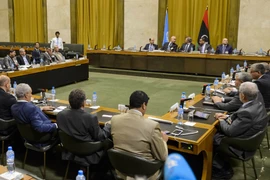 Đàm phán hòa bình giữa đại diện hai Chính phủ Libya do Đặc phái viên LHQ về Libya Bernardino Leon (giữa, phía xa) chủ trì tại Geneva ngày 12/8. (Nguồn: AFP/TTXVN)