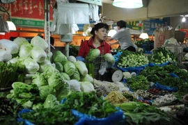 Rau củ được bán tại một khu chợ ở Thượng Hải. (Nguồn: AFP/TTXVN)