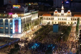 [Photo] Người dân háo hức tham quan tuyến phố đi bộ Nguyễn Huệ