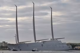 Siêu du thuyền Sailing Yatch A của tỷ phú Melnichenko với ba cột buồm cao tới 90m là con thuyền buồm lớn nhất thế giới. (Nguồn: dailymail.co.uk)