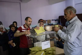 Cử tri Thổ Nhĩ Kỳ bỏ phiếu tại một địa điểm bầu cử ở thành phố Diyarbakir. (Nguồn: AFP/TTXVN)