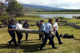 Chuyển mảnh vỡ nghi là của máy bay MH370 trên đảo La Reunion ngày 29/7. (Nguồn: AFP/TTXVN)