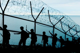 Binh ​sỹ Hàn Quốc tuần tra tại khu vực phía tây đảo Yeonpyeong, giáp giới Triều Tiên ngày 26/8. (Nguồn: Yonhap/TTXVN)