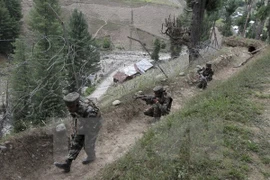 Binh sỹ Ấn Độ tuần tra tại Gurez thuộc thị trấn Uri, cách thủ phủ Srinagar bang Kashmir 160km về phía Bắc. (Nguồn: AFP/TTXVN)