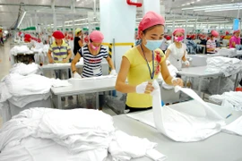 Sản xuất hàng may mặc xuất khẩu. (Ảnh: Danh Lam/TTXVN)