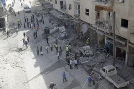 Cảnh đổ nát sau một trận không kích của quân đội chính phủ Syria nhằm vào phiến quân tại thành phố Ariha, tỉnh Idlib. (Nguồn: Reuters/TTXVN)