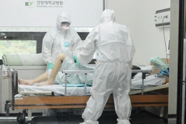 Điều tra cho bệnh nhân nhiễm MERS tại Hàn Quốc. (Nguồn: Yonhap/TTXVN)