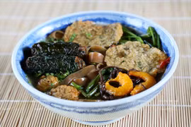 Sức hấp dẫn của món bánh đa cua Hải Phòng không chỉ ở màu sắc mà còn sự thanh mát, đậm đà hương vị biển cả.