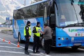 Cảnh sát Pháp kiểm soát tại khu vực biên giới với Italy gần thị trấn Modane, sau các vụ tấn công ở Paris, ngày 14/11. (Nguồn: AFP/TTXVN)