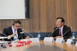 Bộ trưởng Bộ Giáo dục và Đào tạo Phạm Vũ Luận (phải) trong buổi làm việc tại Đức. (Ảnh: Mạnh Hùng/Vietnam+)